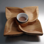 Drveni poslužavnik u obliku cveta