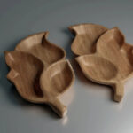 Drveni poslužavnik u obliku lista sa ogledalom